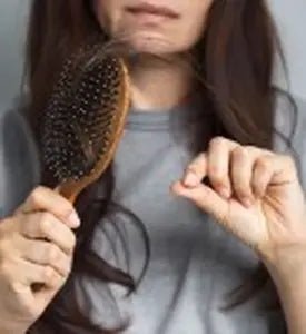 5 signes que vous perdez vos cheveux plus vite que la normale