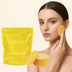 Femme qui applique les disques exfoliants Douciane 