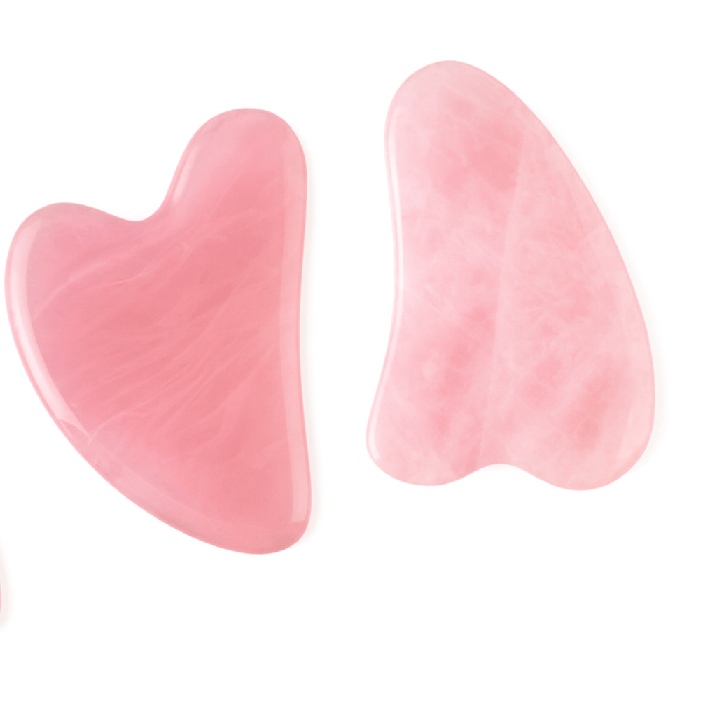 Trois outils en quartz rose pour le Gua Sha, parfaits pour le soin de la peau et le bien-être.